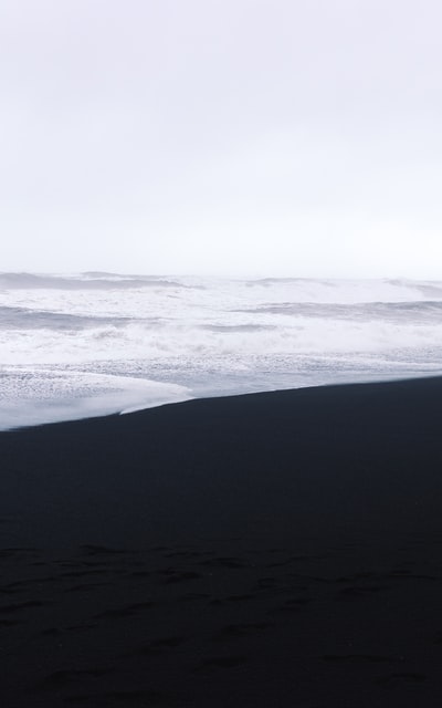 海浪撞在岸上白天
